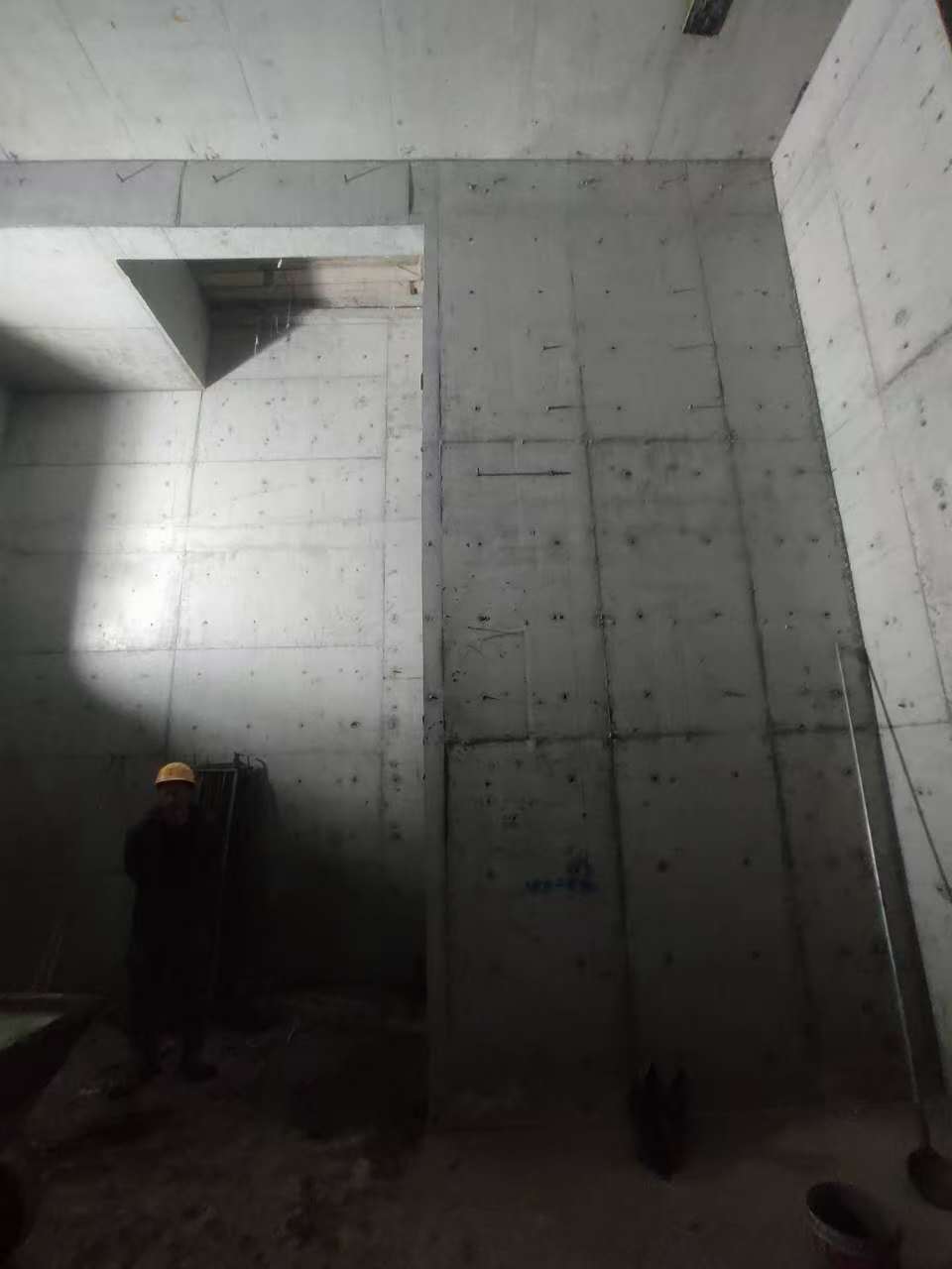 保定墙上开槽钢筋断了有影响吗
